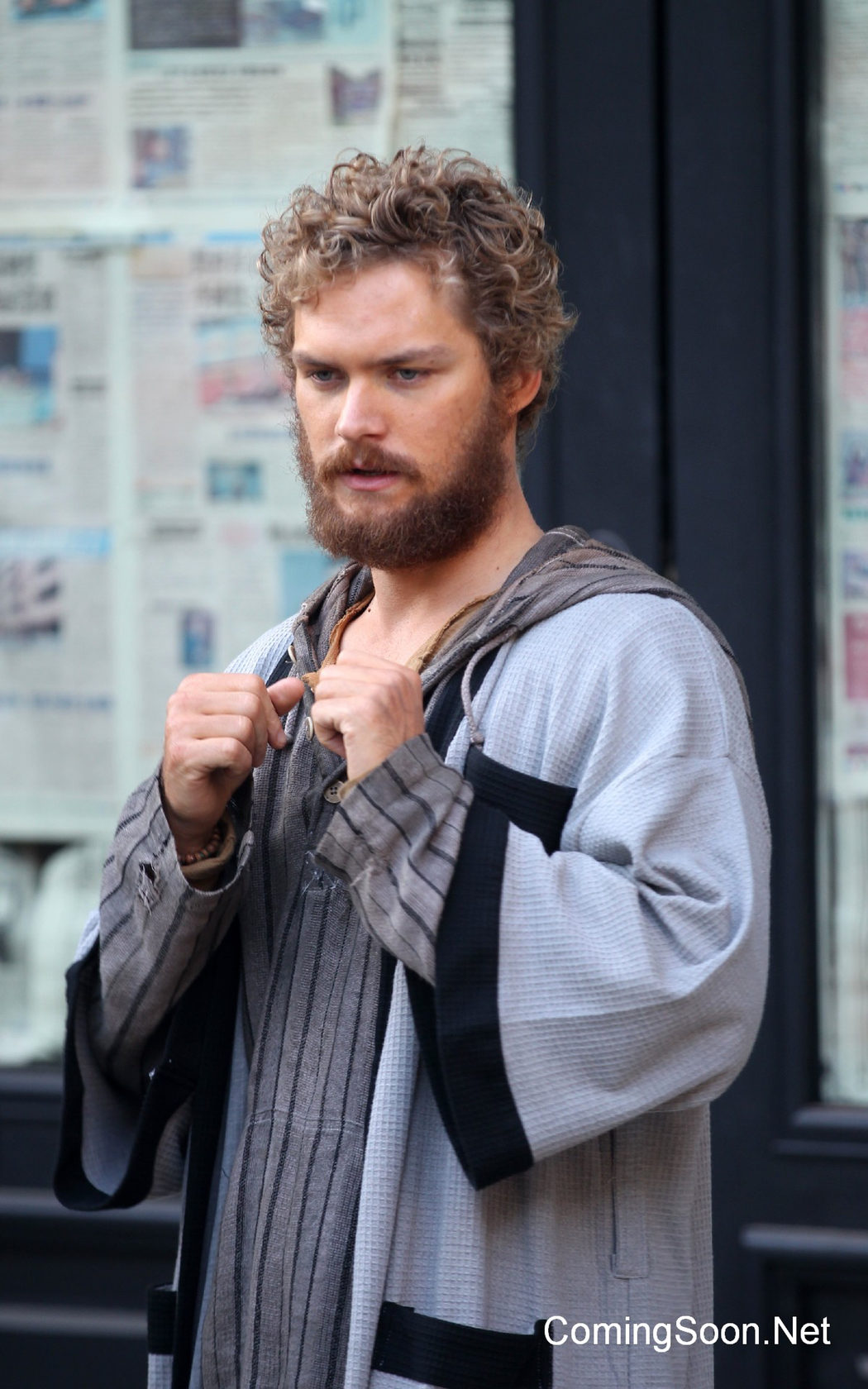 Finn Jones con los puños en alto en el rodaje de 'Iron Fist'