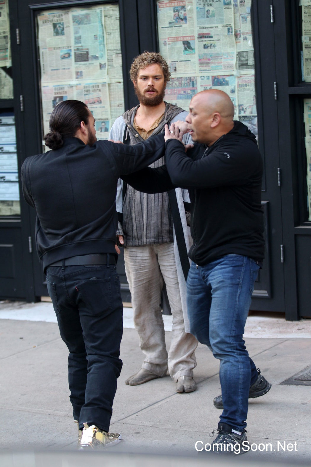 Finn Jones mirando a un especialista en el rodaje de 'Iron Fist'