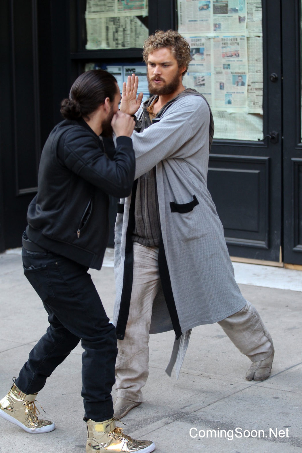 Finn Jones defendiéndose de un agresor en el rodaje de 'Iron Fist'