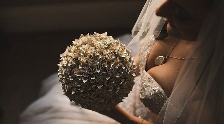 El ramo de la novia hecho con páginas de los libros