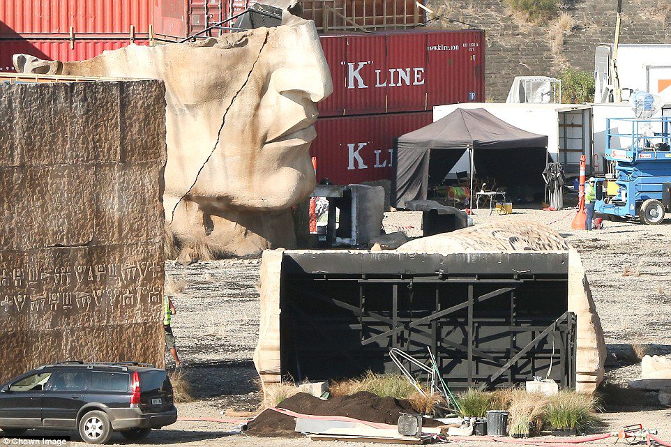 Escultura gigante en el set