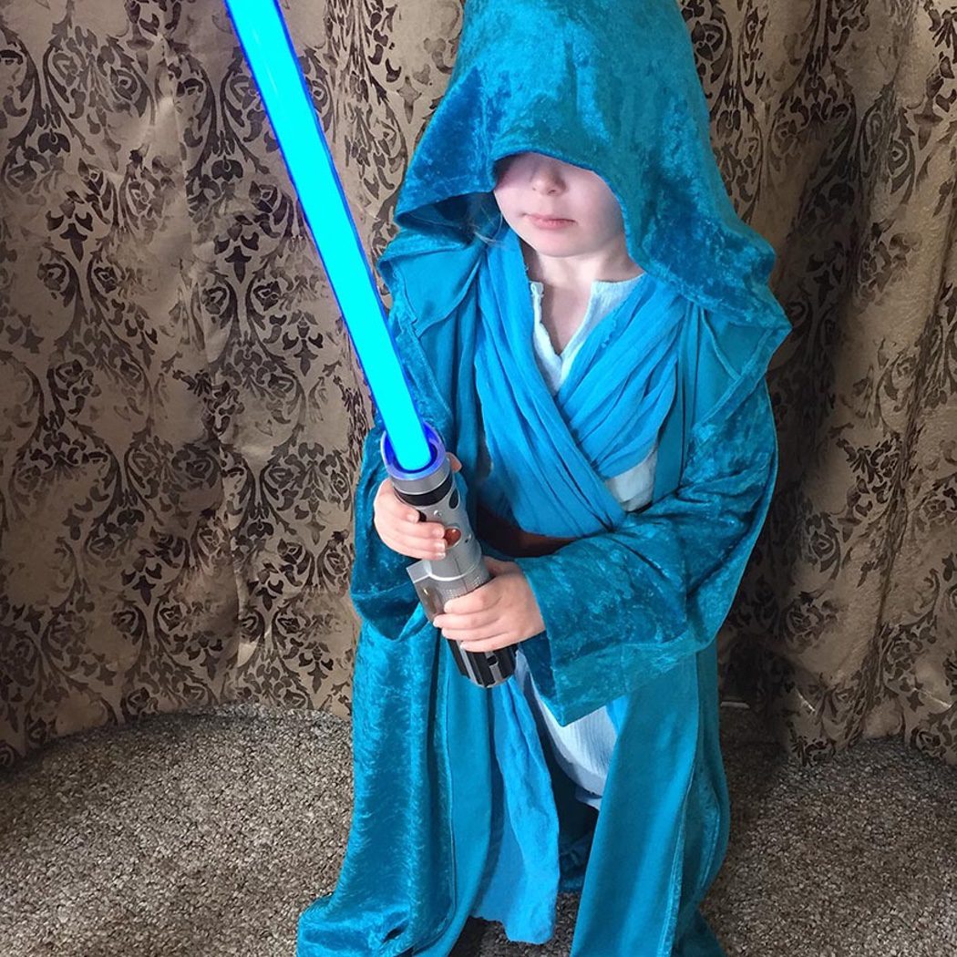 Niña realiza un cosplay de Elsa ('Frozen') y Rey ('Star Wars')