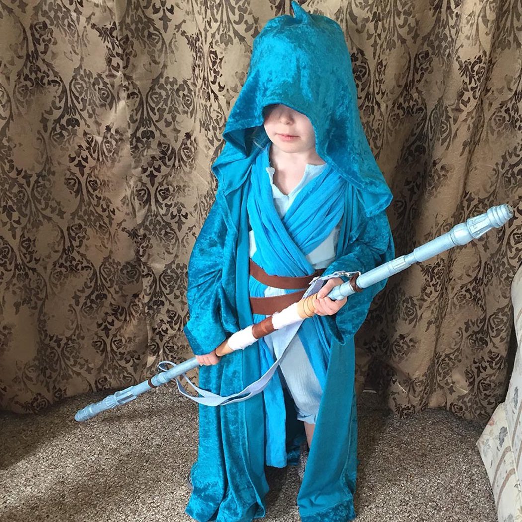 Niña realiza un cosplay de Elsa ('Frozen') y Rey ('Star Wars')