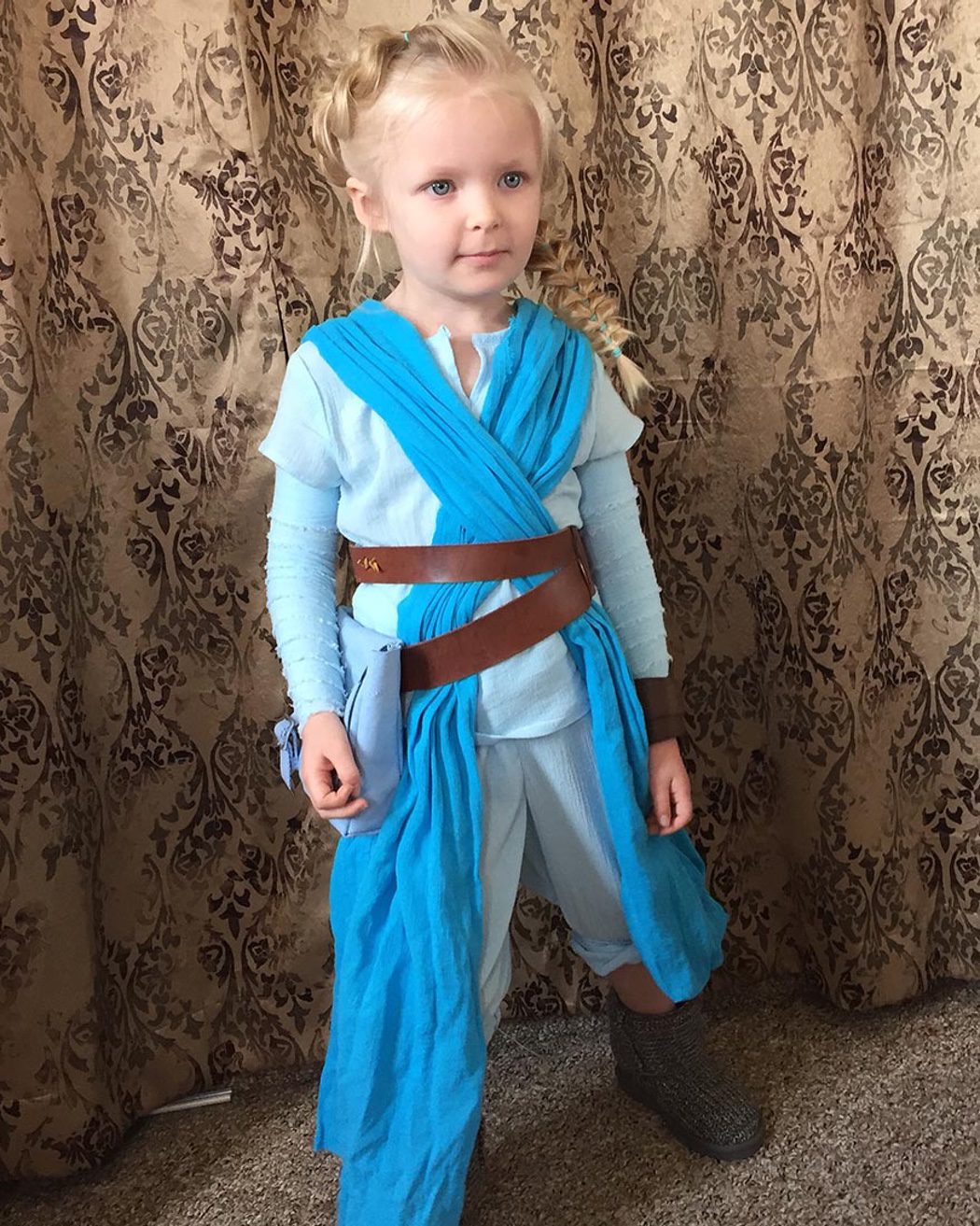 Niña realiza un cosplay de Elsa ('Frozen') y Rey ('Star Wars')