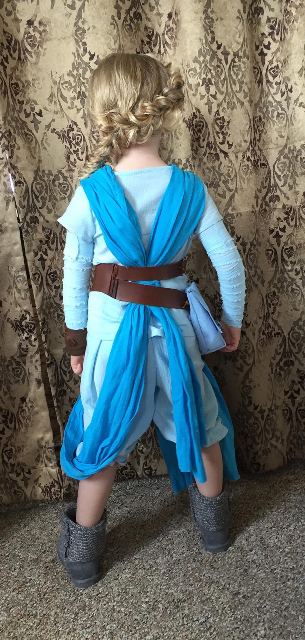 Niña realiza un cosplay de Elsa ('Frozen') y Rey ('Star Wars')