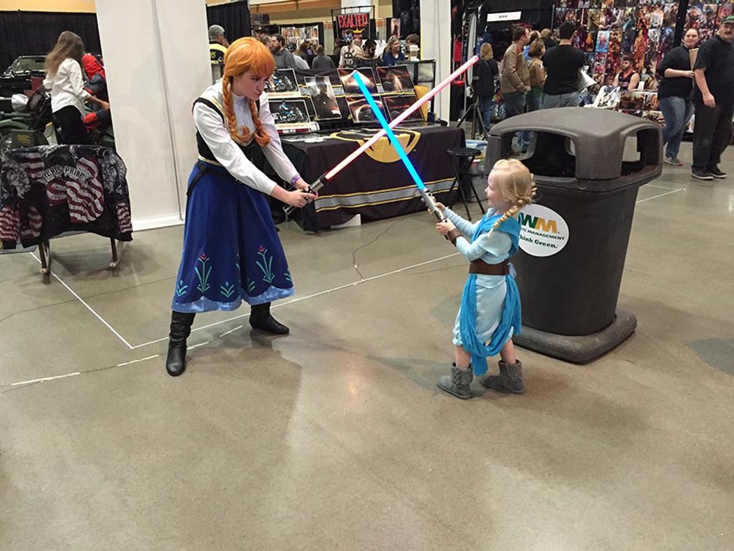 Niña realiza un cosplay de Elsa ('Frozen') y Rey ('Star Wars')