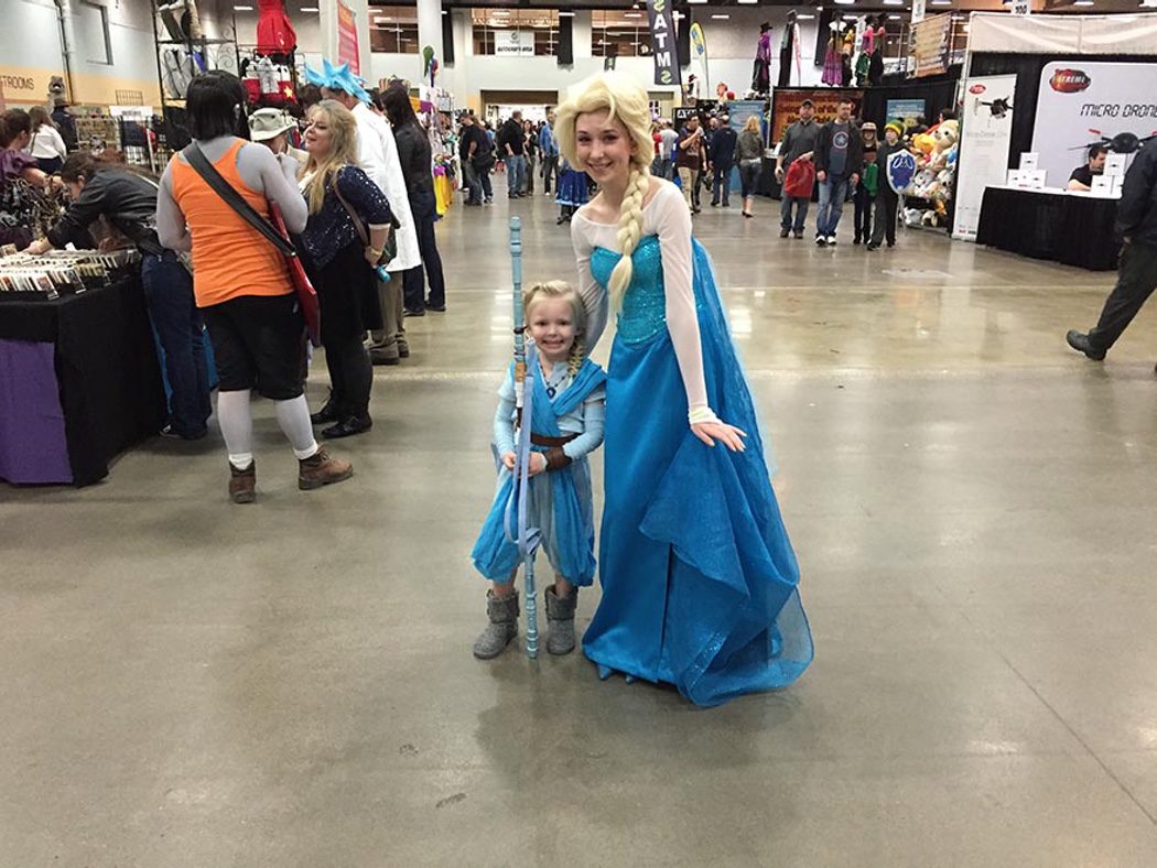 Niña realiza un cosplay de Elsa ('Frozen') y Rey ('Star Wars')