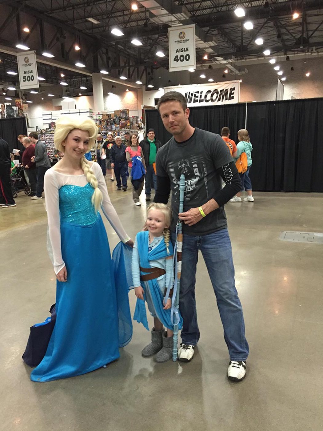 Niña realiza un cosplay de Elsa ('Frozen') y Rey ('Star Wars')