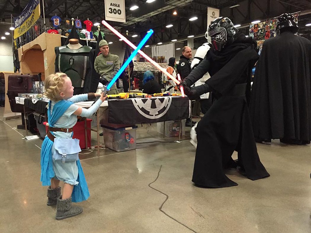 Niña realiza un cosplay de Elsa ('Frozen') y Rey ('Star Wars')