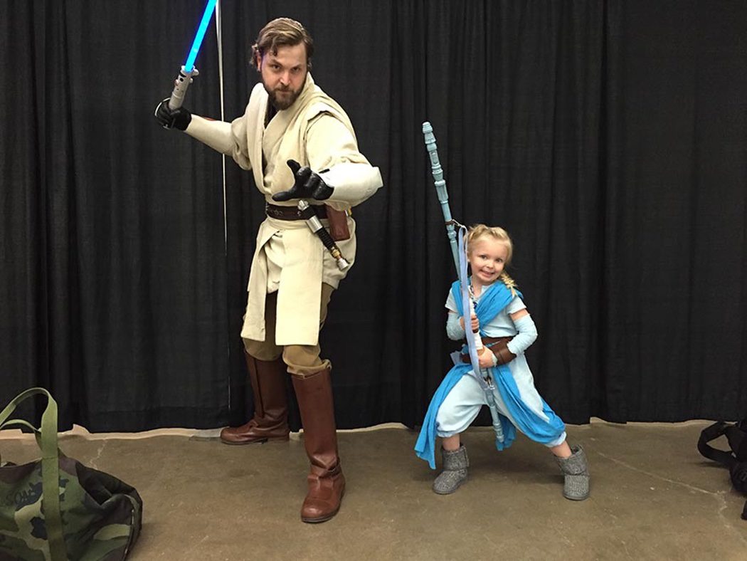 Niña realiza un cosplay de Elsa ('Frozen') y Rey ('Star Wars')