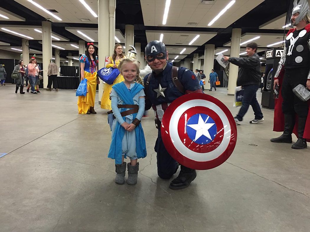 Niña realiza un cosplay de Elsa ('Frozen') y Rey ('Star Wars')