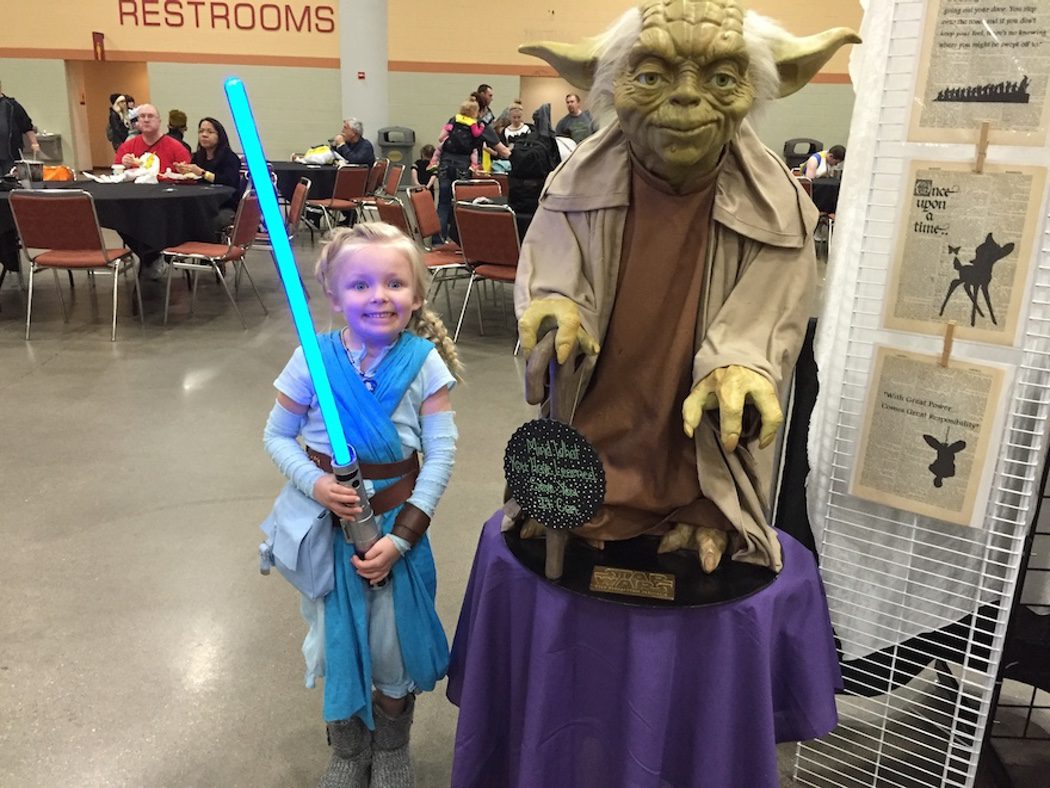 Niña realiza un cosplay de Elsa ('Frozen') y Rey ('Star Wars')