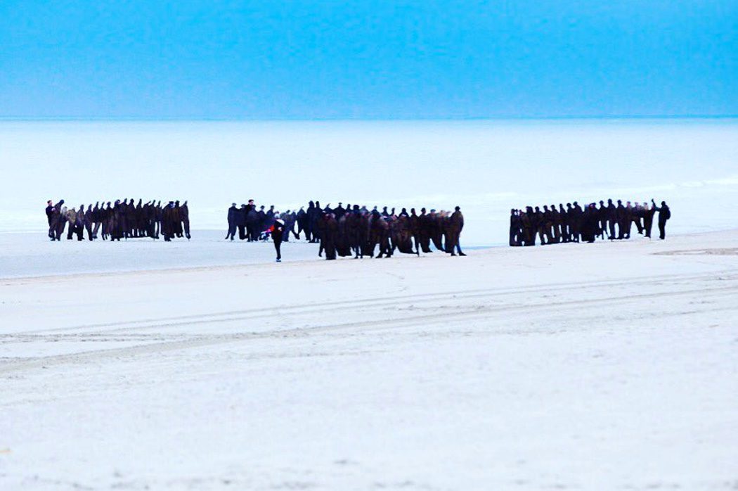 Equipo trabajando en el set de rodaje de 'Dunkirk'