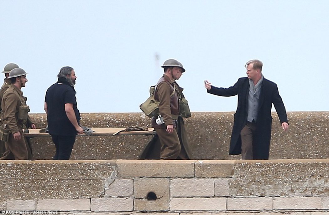 Christopher Nolan dirigiendo a un grupo de extras en 'Dunkirk'