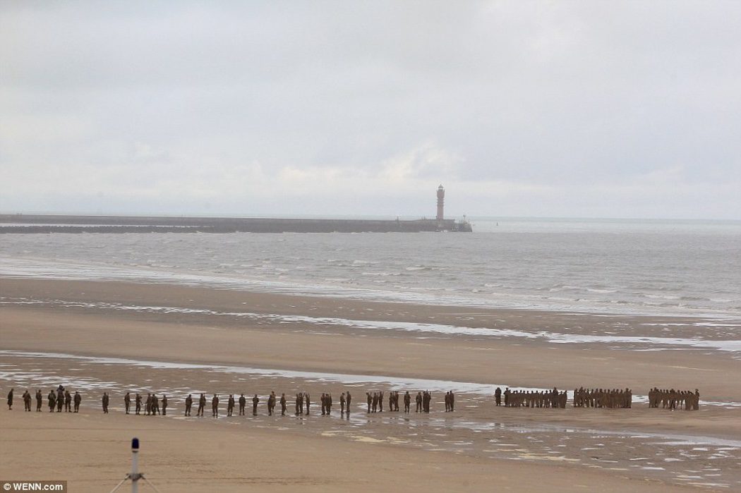 Extras de 'Dunkirk' en una escena en la playa