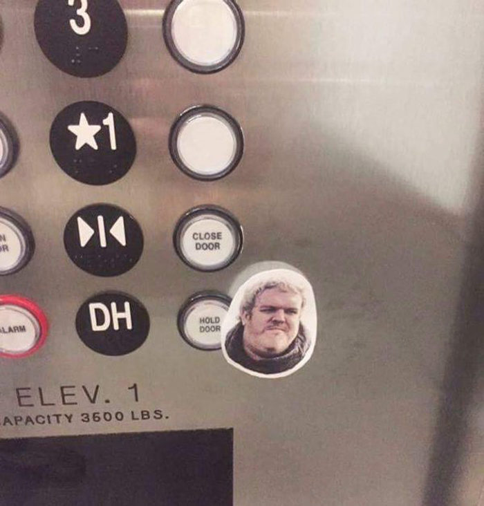 Hodor evita que la puerta del ascensor se cierre