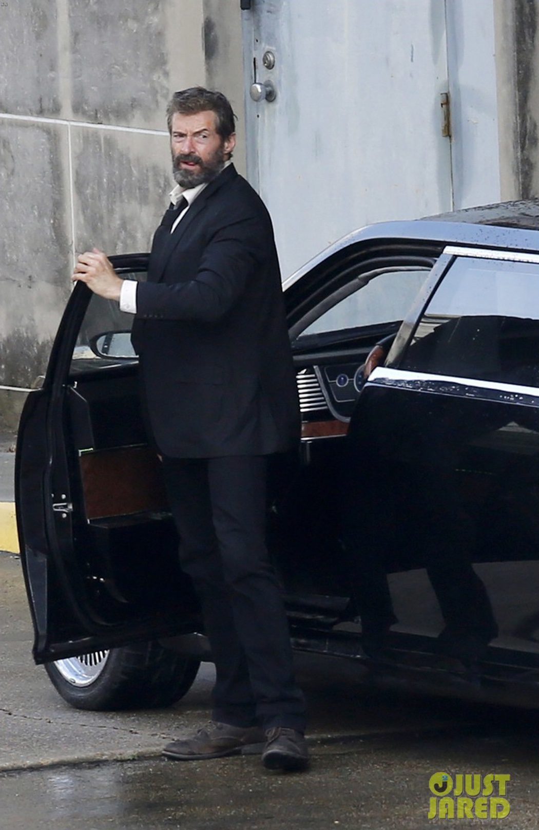 Hugh Jackman sale de un coche en el rodaje de 'Lobezno 3'