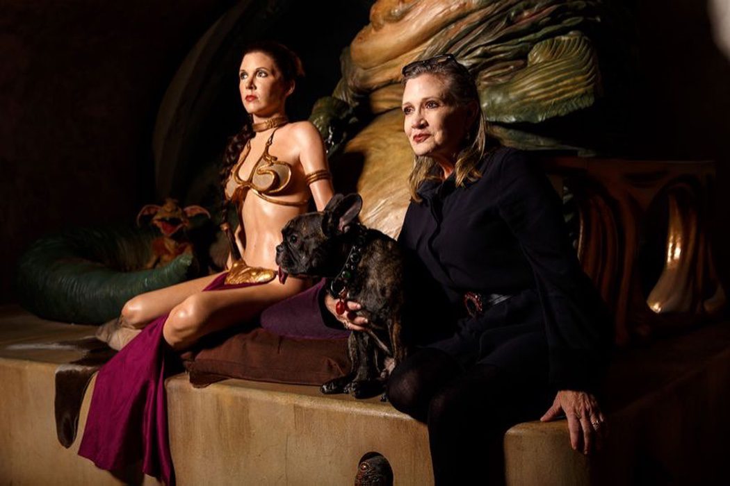 Carrie Fisher posa junto a su perro Gary y la Princesa Leia