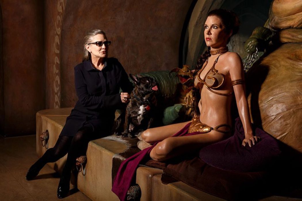 Carrie Fisher sigue sin perder la elegancia