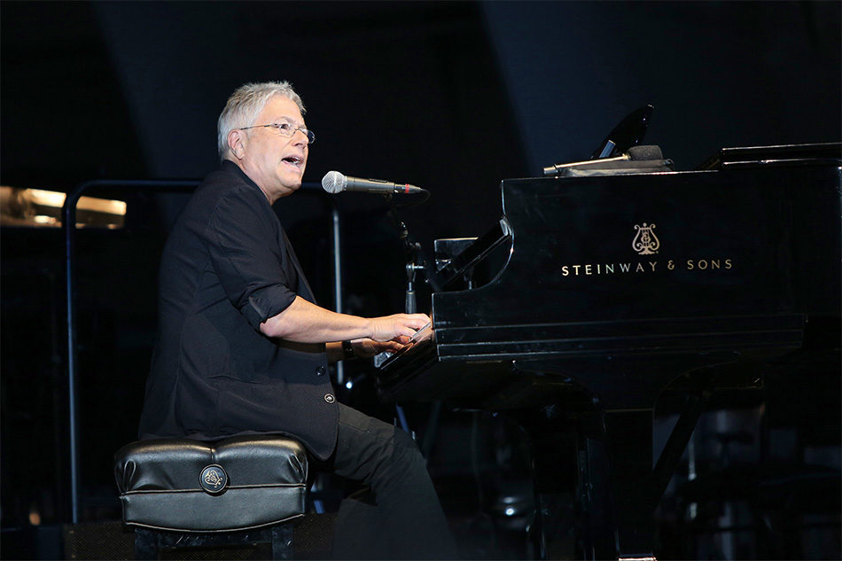 El compositor Alan Menken interpretando una canción al piano