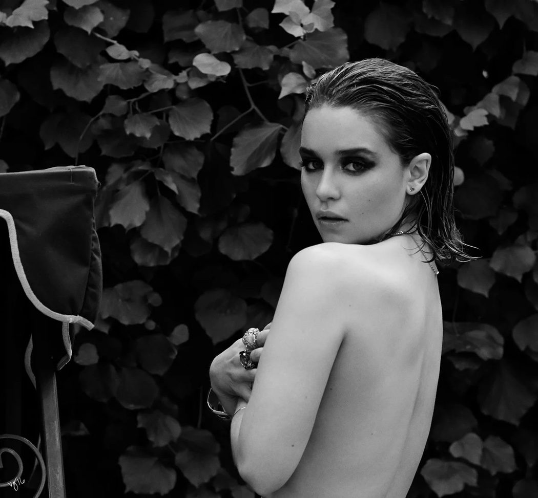 Emilia Clarke en topless para Violet Grey