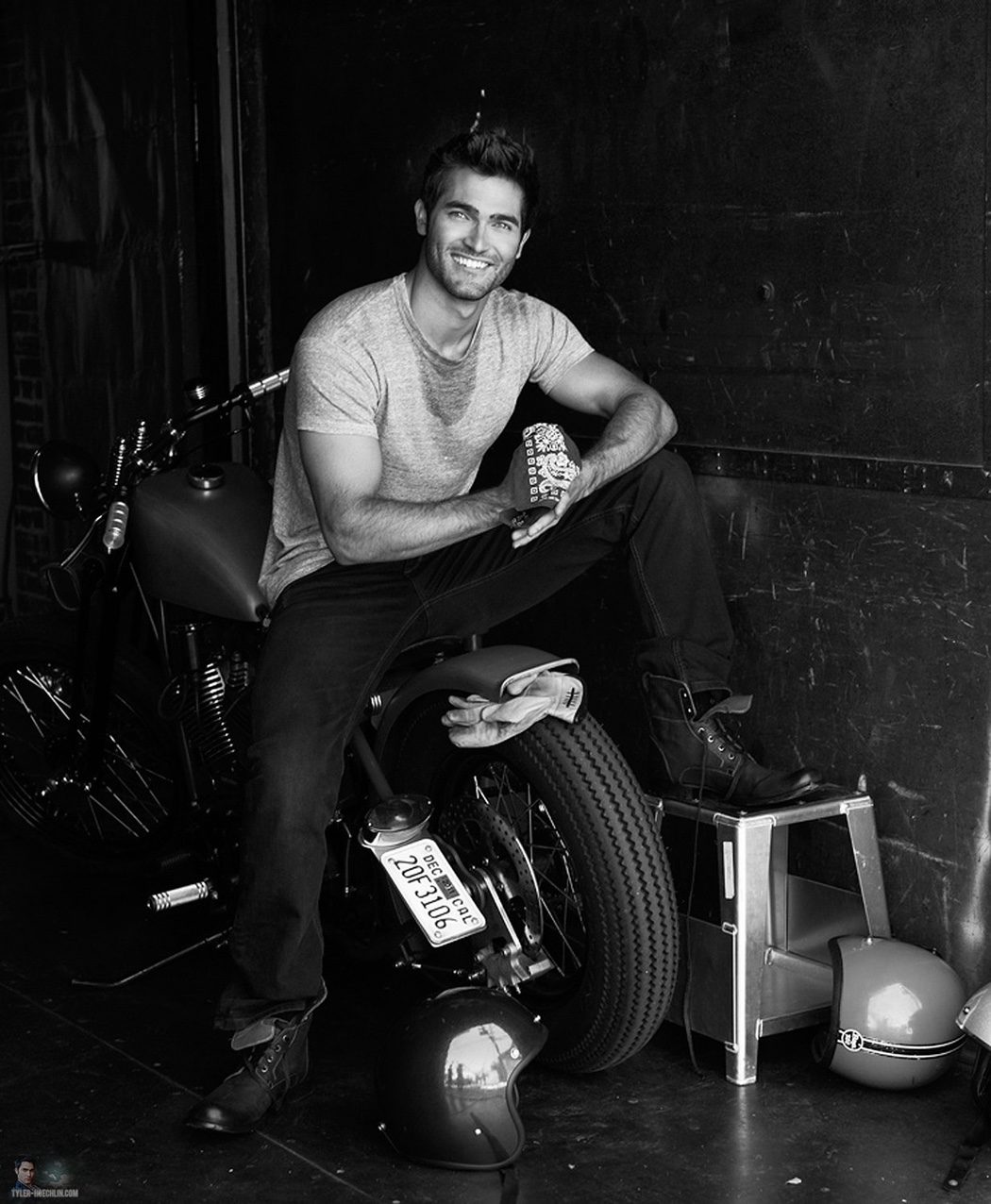 Tyler Hoechlin subido en una moto sonríe