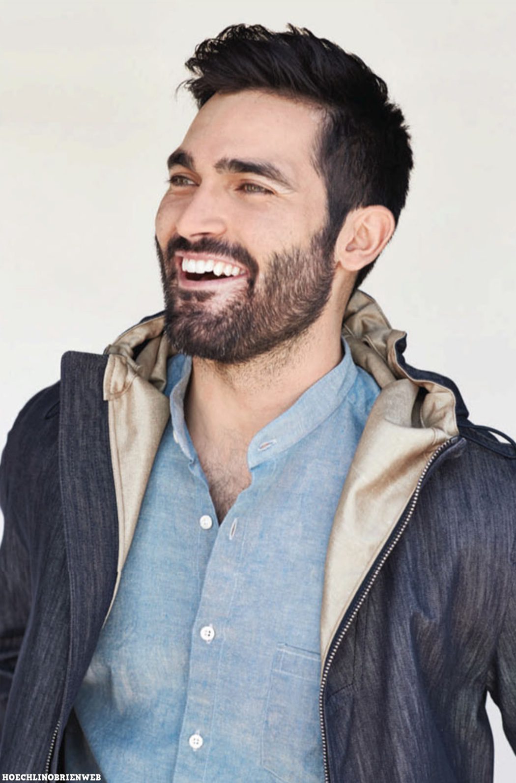 Tyler Hoechlin sonríe durante una sesión de fotos