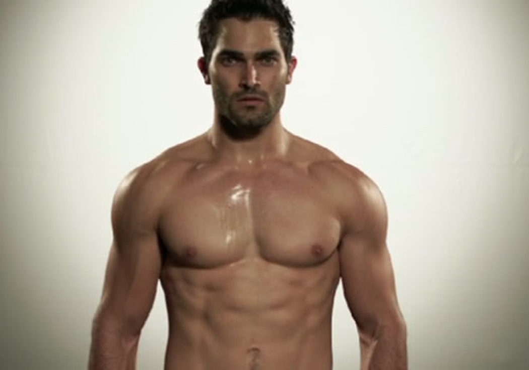 Tyler Hoechlin marcando músculos