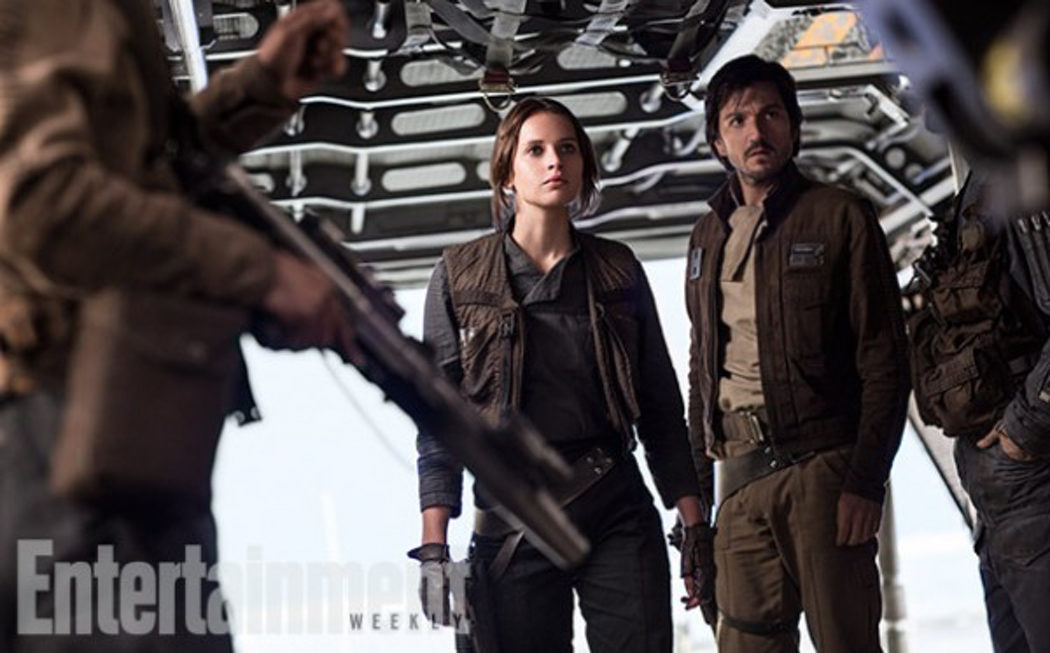 Felicity Jones como Jyn Erso y Diego Luna como el Capitán Cassian Andor