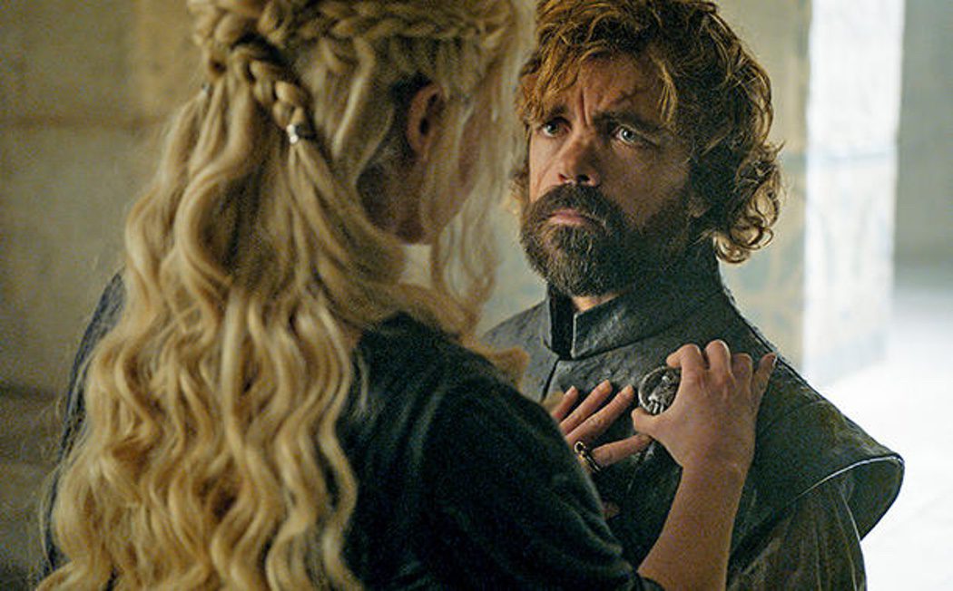 Daenerys Targaryen colocando una medalla a Tyrion Lannister