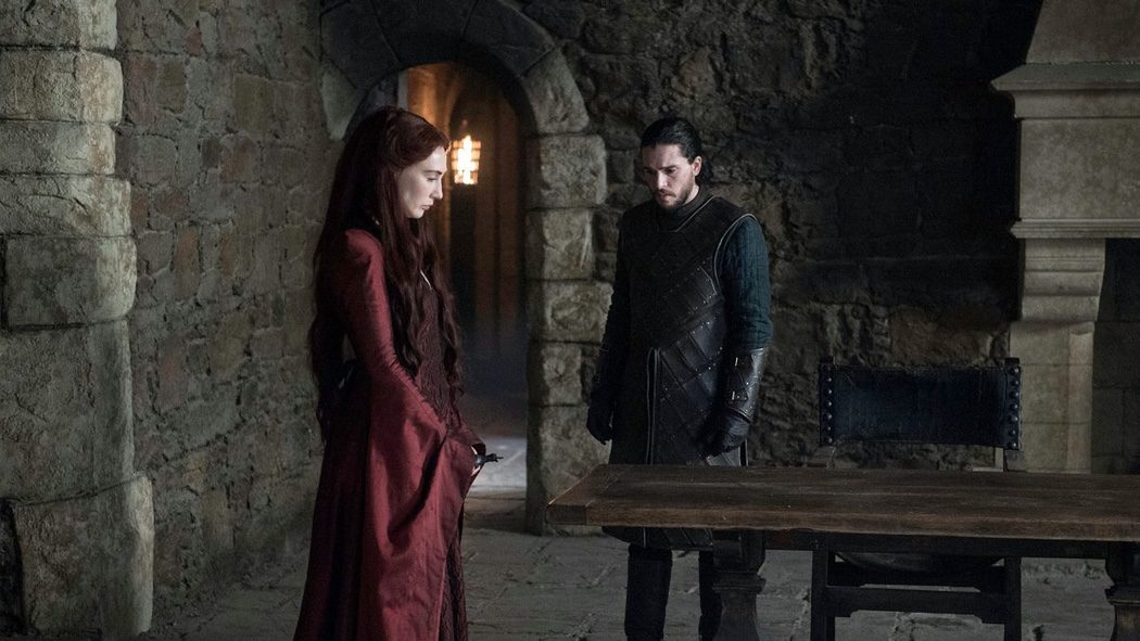 Melisandre y Jon Nieve hablando