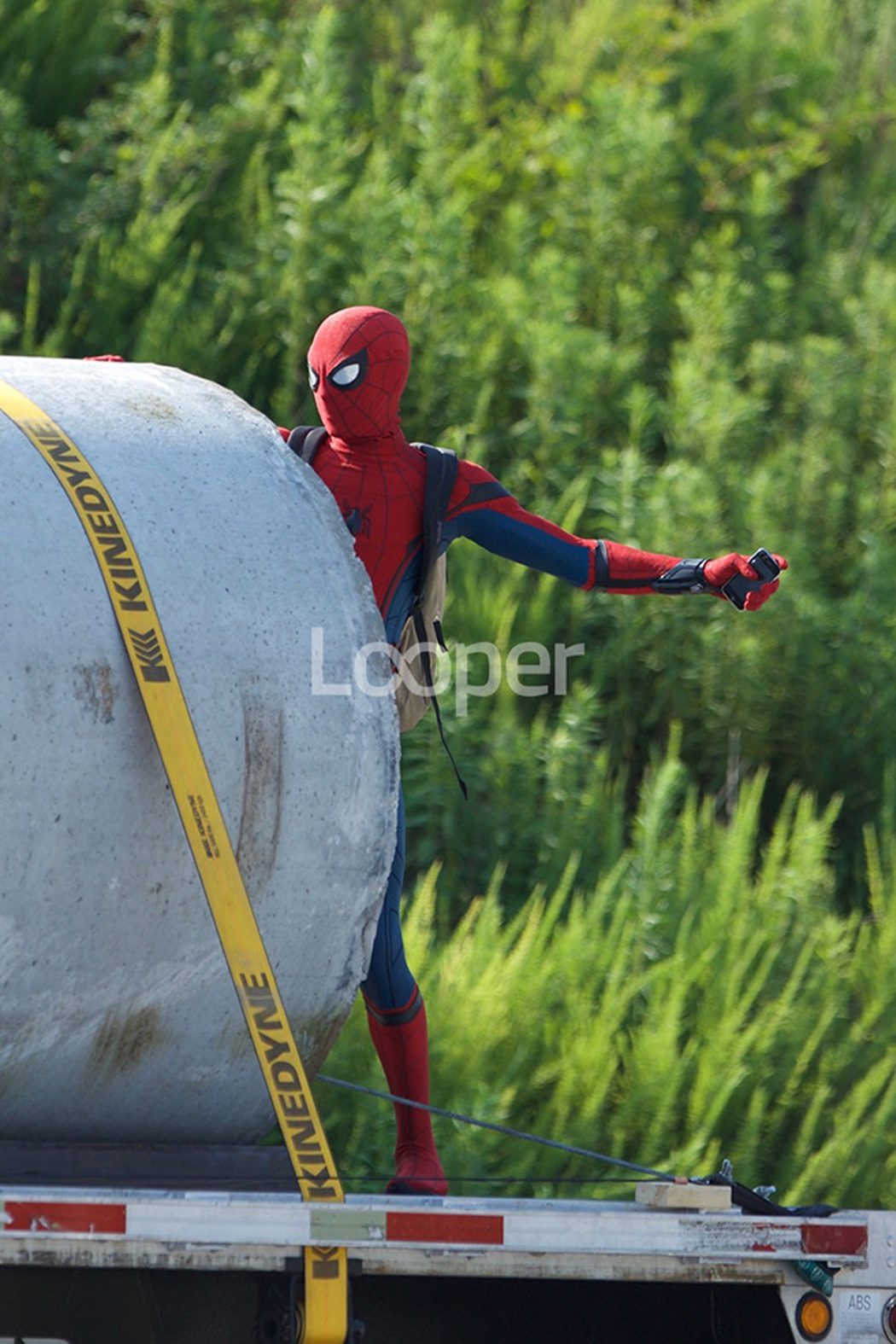 Tom Holland caracterizado como Spider-Man