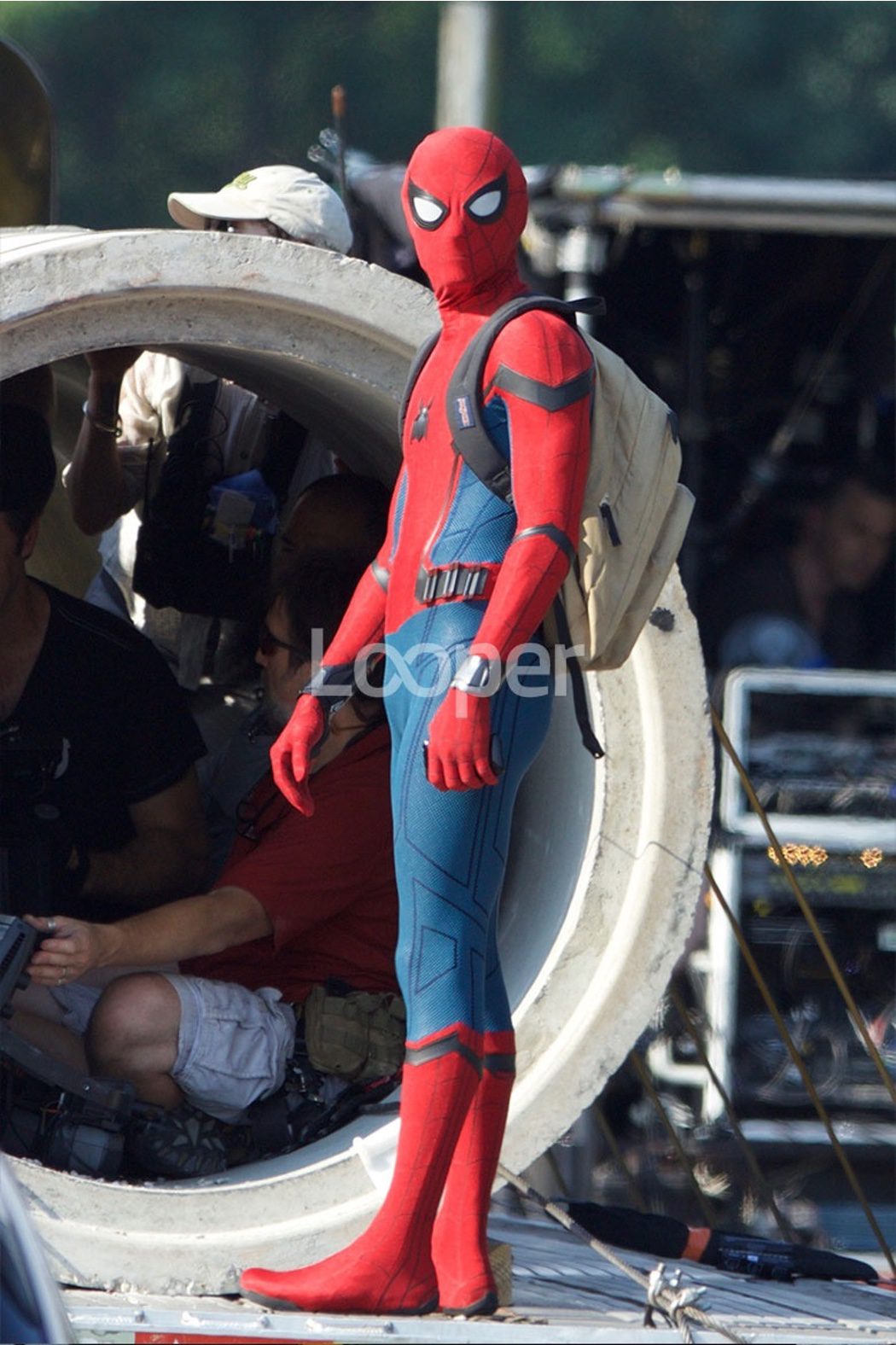 Tom Holland se viste como Spider-Man en el set del rodaje