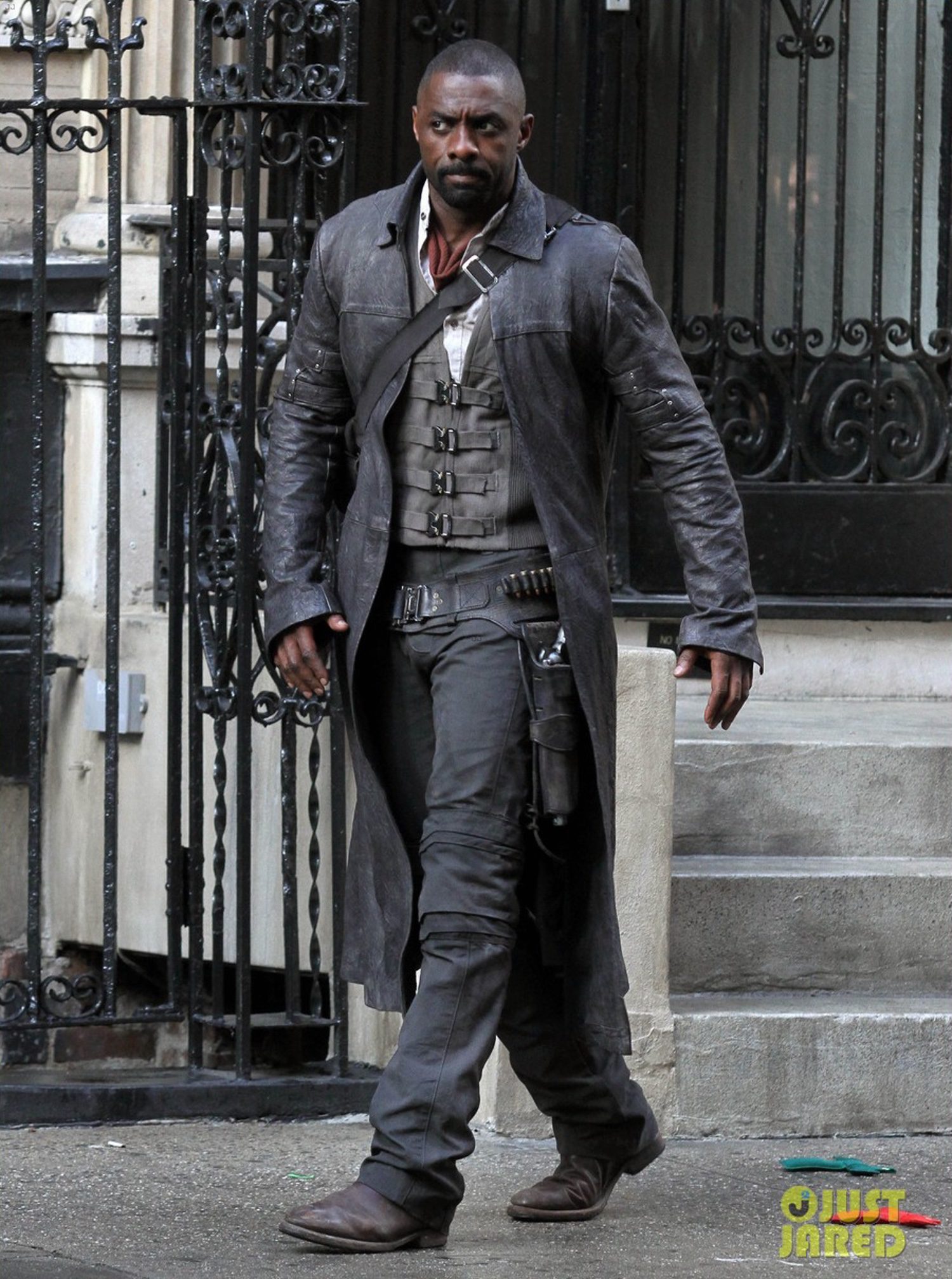 Idris Elba pasea por el set de rodaje