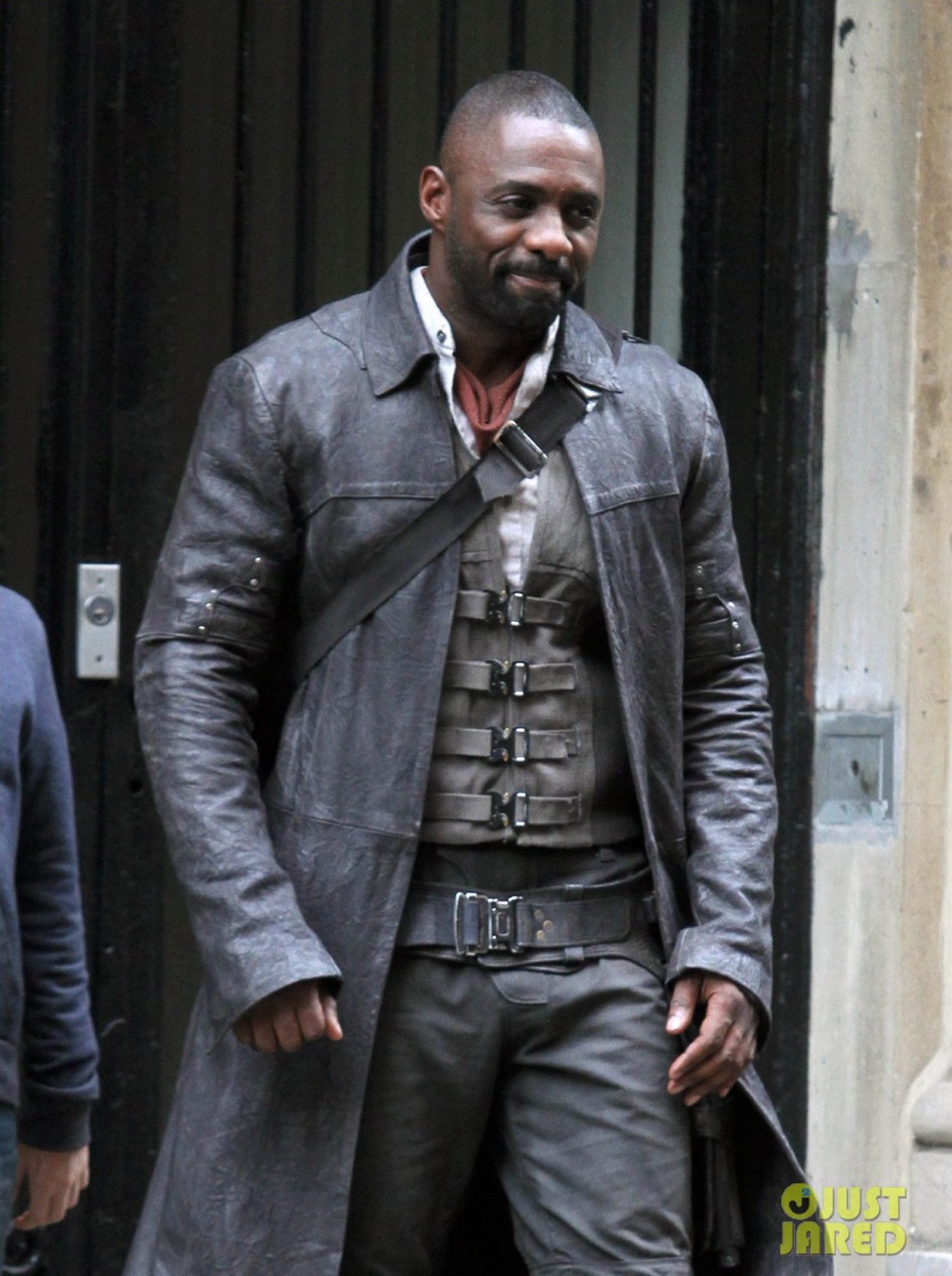 Idris Elba vestido como el pistolero de 'La torre oscura'