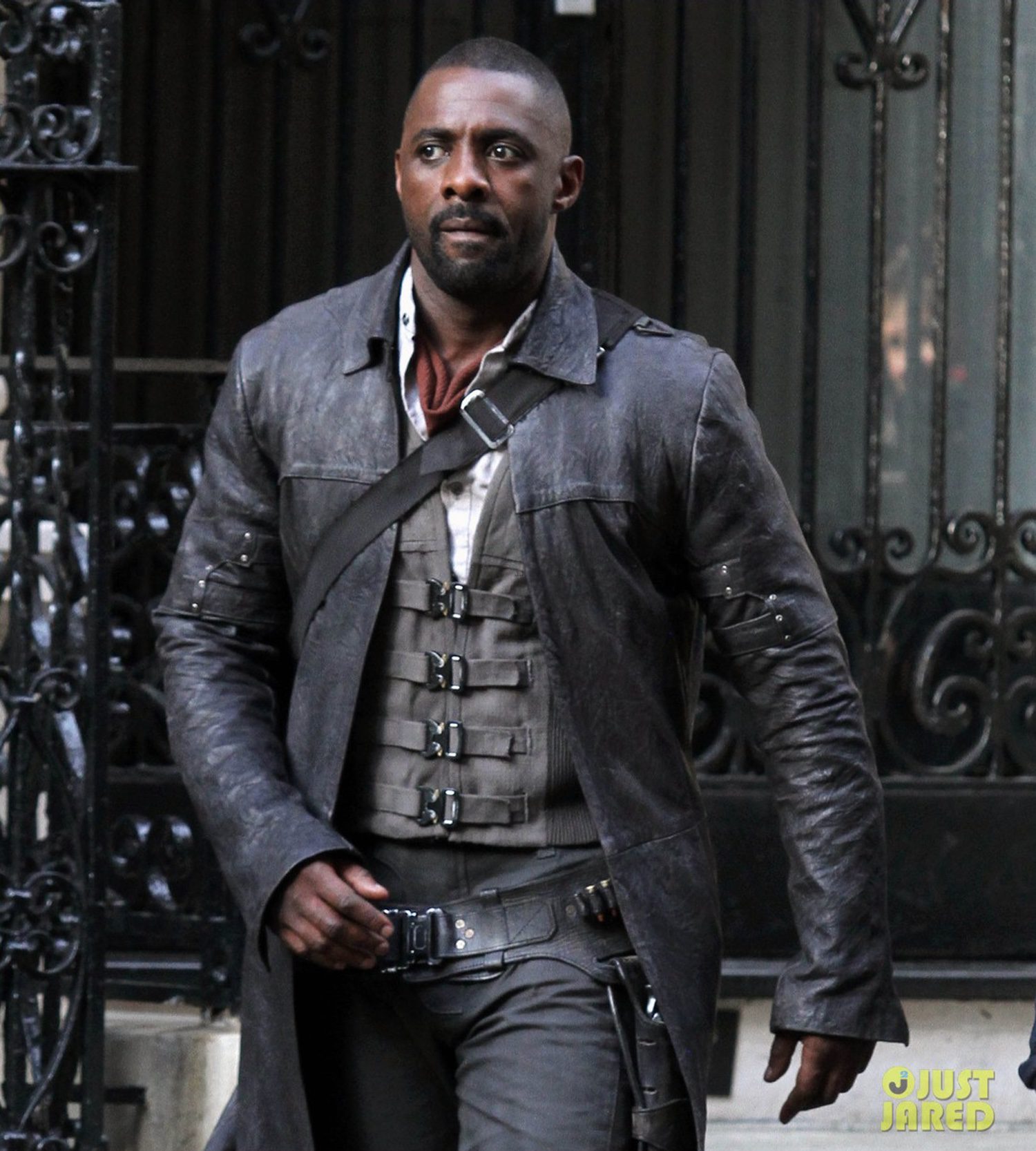 Idris Elba descansa en el set de 'La torre oscura'