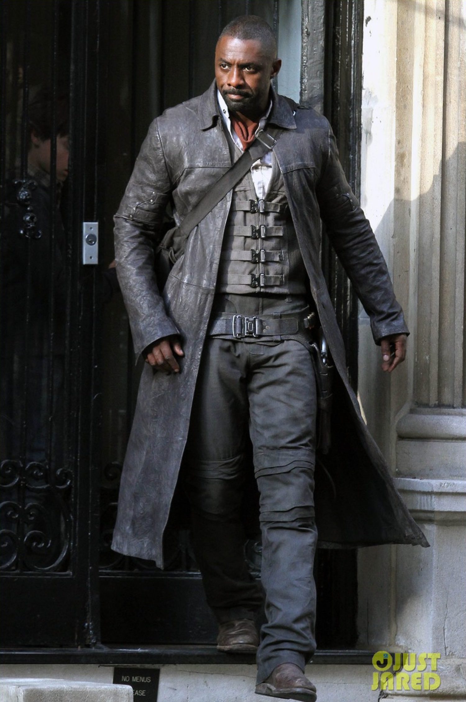 Idris Elba es el pistolero