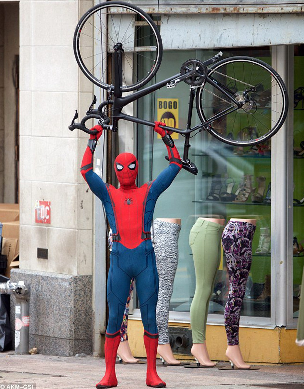 Tom Holland levanta una bicicleta