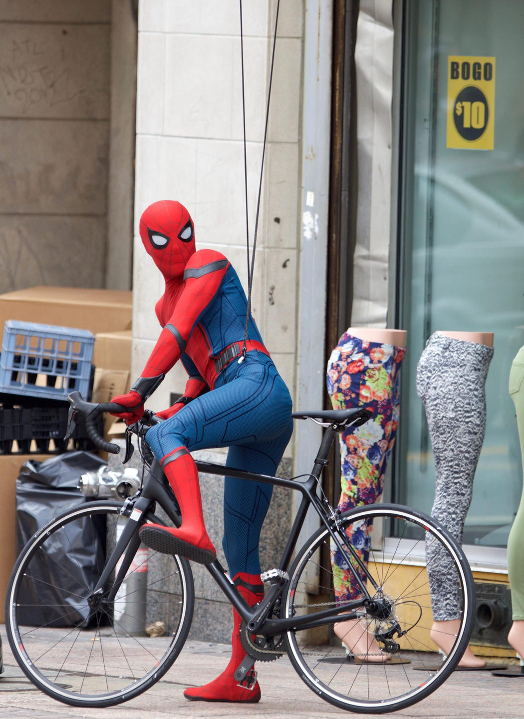 Tom Holland se sube a la bicicleta