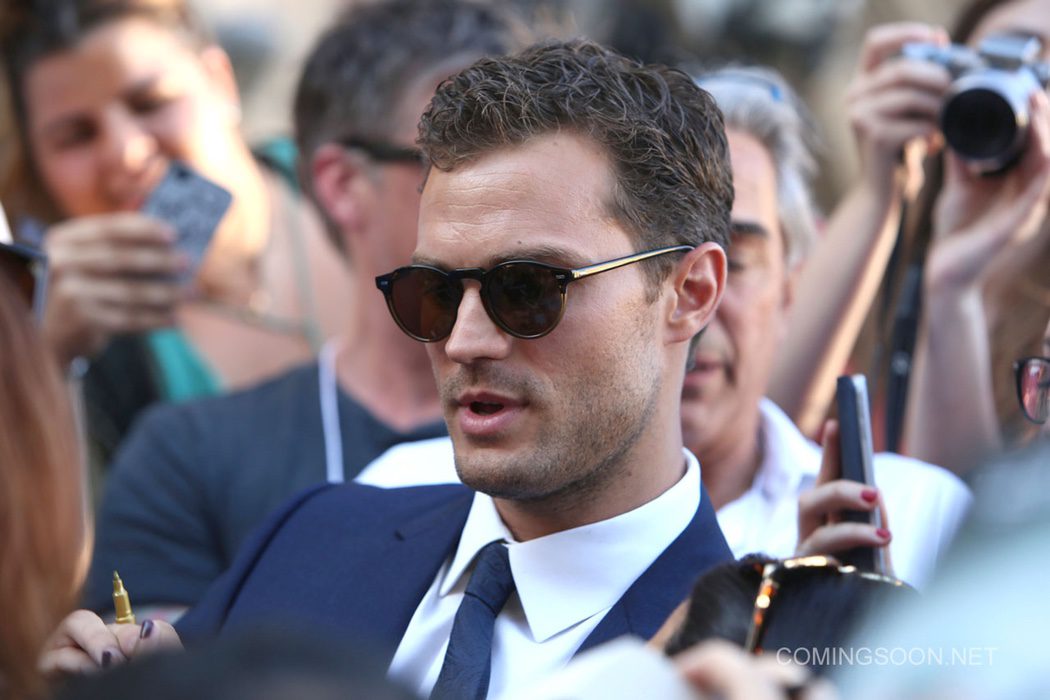 Jamie Dornan firma autógrafos a sus fans