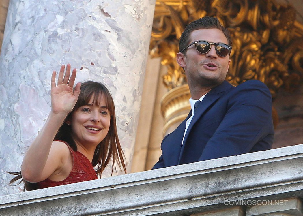 Dakota y Jamie saludan a sus fans desde la Ópera de París