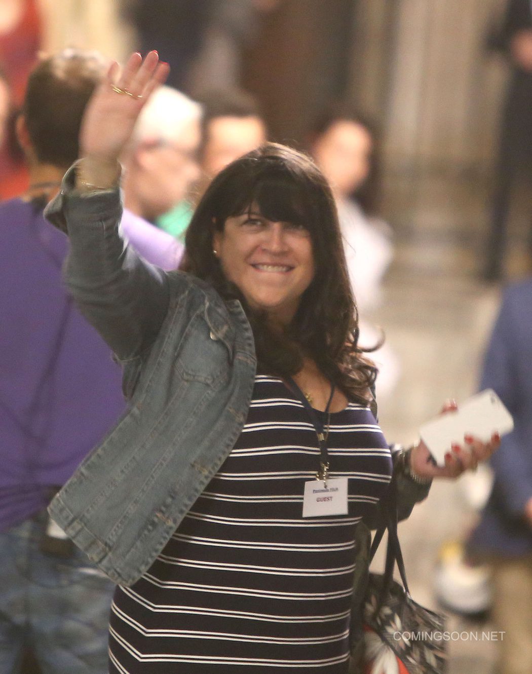 La autora de la trilogía, E.L. James, saluda a los fans