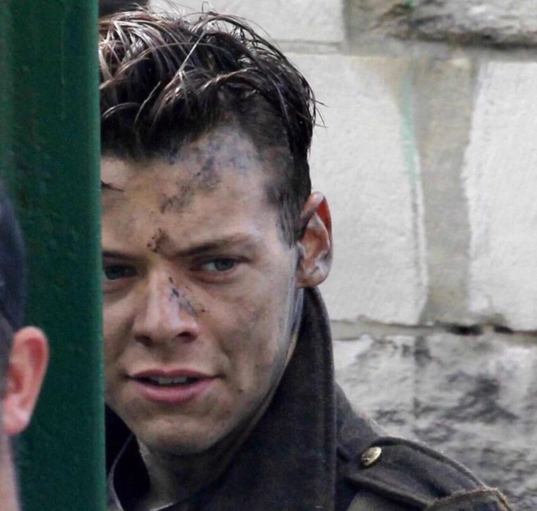 Harry Styles vestido de soldado