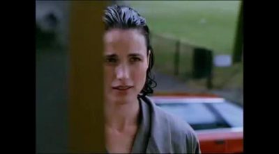 Escena bajo la lluvia 'Cuatro bodas y un funeral'