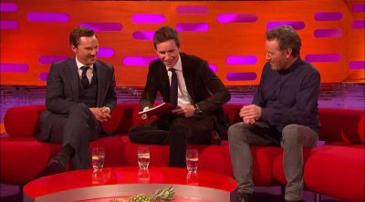 Eddie Redmayne le hace un truco de magia a Benedict Cumberbatch