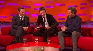 Eddie Redmayne le hace un truco de magia a Benedict Cumberbatch