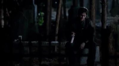 Escena cementerio Damon y Alaric