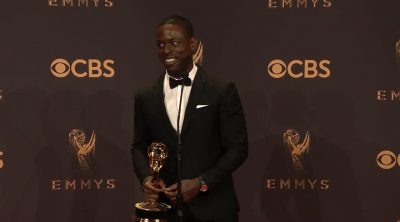 Sterling K. Brown termina su discurso en el backstage de los Emmy