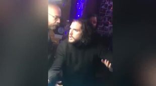 Kit Harington borracho en un bar de Nueva York