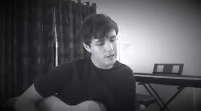 Jonah Hauer-King canta 'Hallelujah' de Leonard Cohen